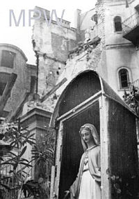 KAPLICZKA NA PODWÓRZU KAMIENICY: LOKAJSKI, Eugeniusz (1908, Warszawa – 1944, Warszawa), Powstanie Warszawskie, 3-cia dekada VIII.1944; źródło: fototeka.1944.pl