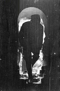 POWSTANIEC PRZECHODZĄCY w PRZEJŚCIU WYKUTYM w MURZE: LOKAJSKI, Eugeniusz (1908, Warszawa – 1944, Warszawa), Powstanie Warszawskie, 3-cia dekada VIII.1944; źródło: fototeka.1944.pl