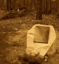 SONSALLA Anna (s. Maria Herais) - Pamiątkowy monument i schody do domu ukrywania się, kompleks pamięci w miejscu mordu, Pokój – uroczyste poświęcenie 17.02.2016; źródło: dzięki uprzejmości pragnącego zostać anonimowym darczyńcy, zasoby własne; KLIKNIJ by POWIĘKSZYĆ i WYŚWIETLIĆ INFO