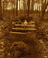 SONSALLA Anna (s. Maria Herais) - Pamiątkowe schody do domu ukrywania się, kompleks pamięci w miejscu mordu, Pokój – uroczyste poświęcenie 17.02.2016; źródło: dzięki uprzejmości pragnącego zostać anonimowym darczyńcy, zasoby własne; KLIKNIJ by POWIĘKSZYĆ i WYŚWIETLIĆ INFO