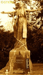 POPIEŁUSZKO Jerzy Aleksander - Pomnik, wg projektu Gustawa Zemły, wyk. Paweł Pietrusiński, Toruń, źródło: commons.wikimedia.org, zasoby własne; KLIKNIJ by POWIĘKSZYĆ i WYŚWIETLIĆ INFO