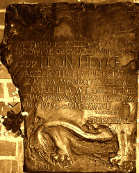 HEYKE Leo - Commemorative plaque, parish church, Wygoda Łączyńska, source: en.wikipedia.org, own collection; CLICK TO ZOOM AND DISPLAY INFO