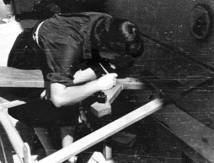 NAZWISKO NA KRZYŻU: LOKAJSKI, Eugeniusz (1908, Warszawa – 1944, Warszawa), Łączniczka Jadwiga Maydell 'Jadwiga' pisze na krzyżu imię i nazwisko swojego ukochanego, dowódcy por. Kazimierza Pogorzelskiego 'Rygla', który zginął 2.VIII.1944; źródło: www.1944.pl