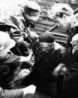 WYCHODZENIE z KANAŁU: JOACHIMICZYK, Joachim (1914, Swornegacie / Kaszuby - 1981, Gdańsk), 1.ix.1944, Starówka, ul. Nowy Świat, róg Wareckiej, Warszawa; źródło: www.1944.pl