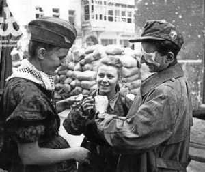 SANITARIUSZKI I RANNY POWSTANIEC Z 'PARASOLA' PO WYJŚCIU Z KANAŁÓW NA UL. WARECKIEJ PRZY NOWYM ŚWIECIE: JACHIMCZYK, Joachim (1914, Swornegacie – 1981, Gdańsk), 1.X.1944; źródło: www.1944.pl