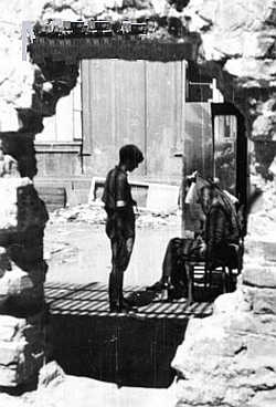 SKŁADANIE MELDUNKU:= przez Andrzeja Główczewskiego ps. 'Marek' rotm. Zygmuntowi Konopce ps. 'Nowina' (okolice ulicy Kredytowej): LOKAJSKI, Eugeniusz (1908, Warszawa – 1944, Warszawa), ok. 10.VIII.1944; źródło: fototeka.1944.pl