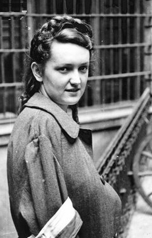 BOŻENA GRABOWSKA 'MAGDA' na PODWÓRZU KAMIENICY przy MONIUSZKI 11: LOKAJSKI, Eugeniusz (1908, Warszawa – 1944, Warszawa), viii.1944, Warszawa, Muzeum Powstania Warszawskiego; źr.: www.1944.pl