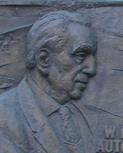 MARIAN HEMAR: Warszawa, tablica poświęcona poecie; źródło: commons.wikimedia.org