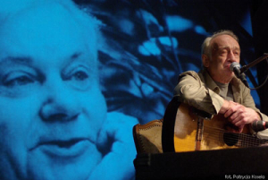 PRZEMYSŁAW GINTROWSKI (w tle ZBIGNIEW HERBERT); źródło: www.wdq.home.pl