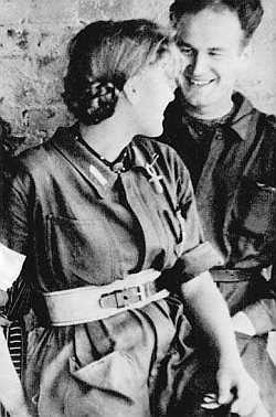 SANITARIUSZKA 'MALGORZATA' i ppor. 'KRZYSZTOF': ; źródło: www.a-pesni.golosa.info