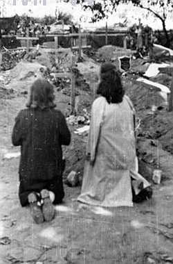 CMENTARZ POWSTAŃCZY NA ULICY MAZOWIECKIEJ: KOBIETY KLĘCZĄCE PRZED GROBEM: LOKAJSKI, Eugeniusz (1908, Warszawa – 1944, Warszawa), ok. 15.VIII.1944; źródło: fototeka.1944.pl