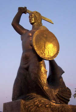 SYRENKA WARSZWSKA - Krystyna Krahelska udzieliła swej twarzy postaci Syrenki, Warszawa; źródło: tpw.org.pl