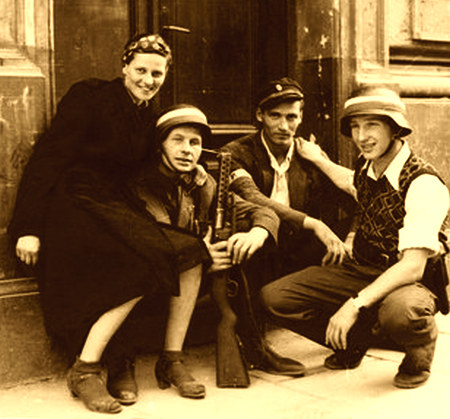 GRUPA POWSTAŃCÓW Z KOMPANII „KOSZTA” — LOKAJSKI, Eugeniusz (1908, Warszawa – 1944, Warszawa), 1–10.VIII.1944, ul. Moniuszki 5, Śródmieście Północne, Warszawa; źródło: www.1944.pl