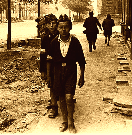 Z POWSTANIA WARSZAWSKIEGO — GRABSKI, Marian „Wyrwa“ (1897, Łódź –1965, Warszawa), VIII-IX.1944, Śródmieście północne – grupa chłopców na ul. Sienkiewicza; źródło: www.1944.pl