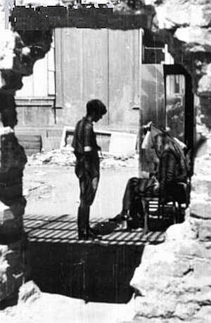 SKŁADANIE MELDUNKU przez ANDRZEJA GŁÓWCZEWSKIEGO ps. MAREK rotm. ZYGMUNTOWI KONOPCE ps. NOWINA (ok. ULICY KREDYTOWEJ): LOKAJSKI, Eugeniusz (1908, Warszawa – 1944, Warszawa), VIII.1944, Muzeum Powstania Warszawskiego, źródło: fototeka.1944.pl