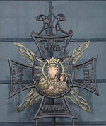 KRZYŻ KONFEDERACJI BARSKIEJ: zdobienie nad wejściem do kaplicy Pamięci Narodu, Jasna Góra; źródło: pl.wikipedia.org