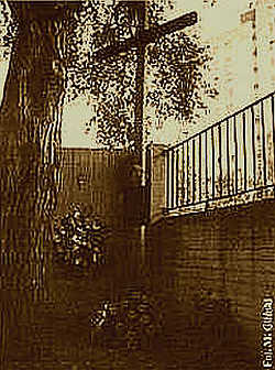 KRZYŻ SŁUŻEWIECKI: tym którzy „chcieli bój do końca toczyć”, krzyż w płd.-wsch. narożniku cmentarza na Służewie, Warszawa, ul. Wałbrzyska, w miejscu gdzie bezimiennie chowano zamordowanych więźniów ul. Rakowieckiej; źródło: www.rakowiecka.jezuici.pl