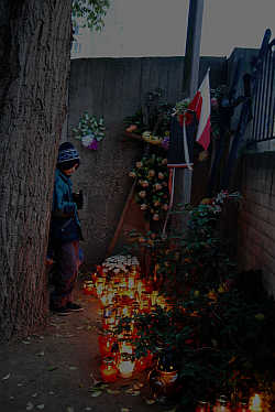 KRZYŻ SŁUŻEWIECKI: pamięci pomordowanym przez UB, z fragm. wiersza T. Porayskiego, cmentarz służewiecki, Warszawa; źródło: zasoby własne