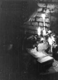 MSZA św. ODPRAWIANA przy OŁTARZYKU w PIWNICY: LOKAJSKI, Eugeniusz (1908, Warszawa - 1944,	Warszawa), viii.1944; źródło: fototeka.1944.pl