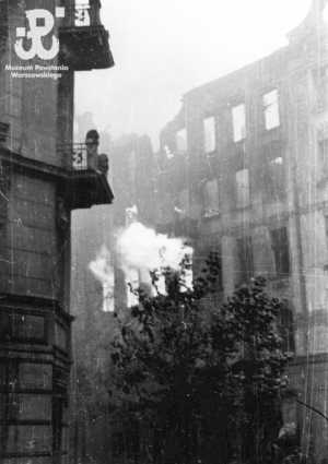 POWSTANIE WARSZAWSKIE, płonąca kamienica na rogu ulic Moniuszki i Jasnej: LOKAJSKI, Eugeniusz (1908, Warszawa – 1944, Warszawa), poł. ix.1944; źródło: www.1944.pl