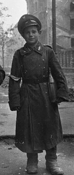 CHŁOPIEC Z UL. WILCZEJ: GRABSKI, Marian (1897, Łódź – 1965, Warszawa), fragm. VIII.1944, Warszawa, Muzeum Powstania Warszawskiego; źr.: www.1944.pl