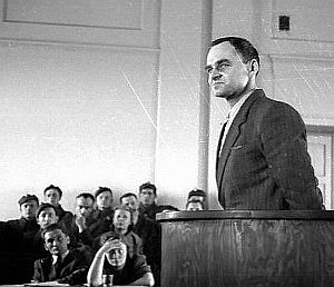 WITOLD PILECKI PRZED KOMUNISTYCZNYM BEZPRAWIEM (W TLE INNI „OSKARŻENI”), 1948; źródło: www.zwoje-scrolls.com