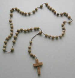 RÓŻANIEC: Państwowe Muzeum Auschwitz-Birkenau; źródło: pl.auschwitz.org.pl