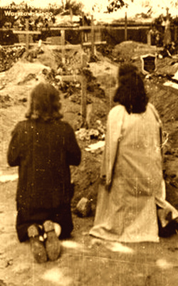 KOBIETY PRZY GROBIE NA CMENTARZU POWSTAŃCZYM: LOKAJSKI, Eugeniusz (19089, Warszawa – 1944, Warszawa), druga dekada sierpnia 1944; źródło: www.1944.pl