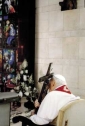 JAN PAWEŁ II z PAPIESKIM KRZYŻEM ZWYCIĘSTWA - 25.iii.2005, Watykan; źródło: www.parafia-rymanow-zdroj.pl