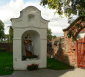 KAPLICZKA PRZYKOŚCIELNA - sanktuarium pw. Krzyża Świętego, Międzylesie; źródło: mojemazury.pl